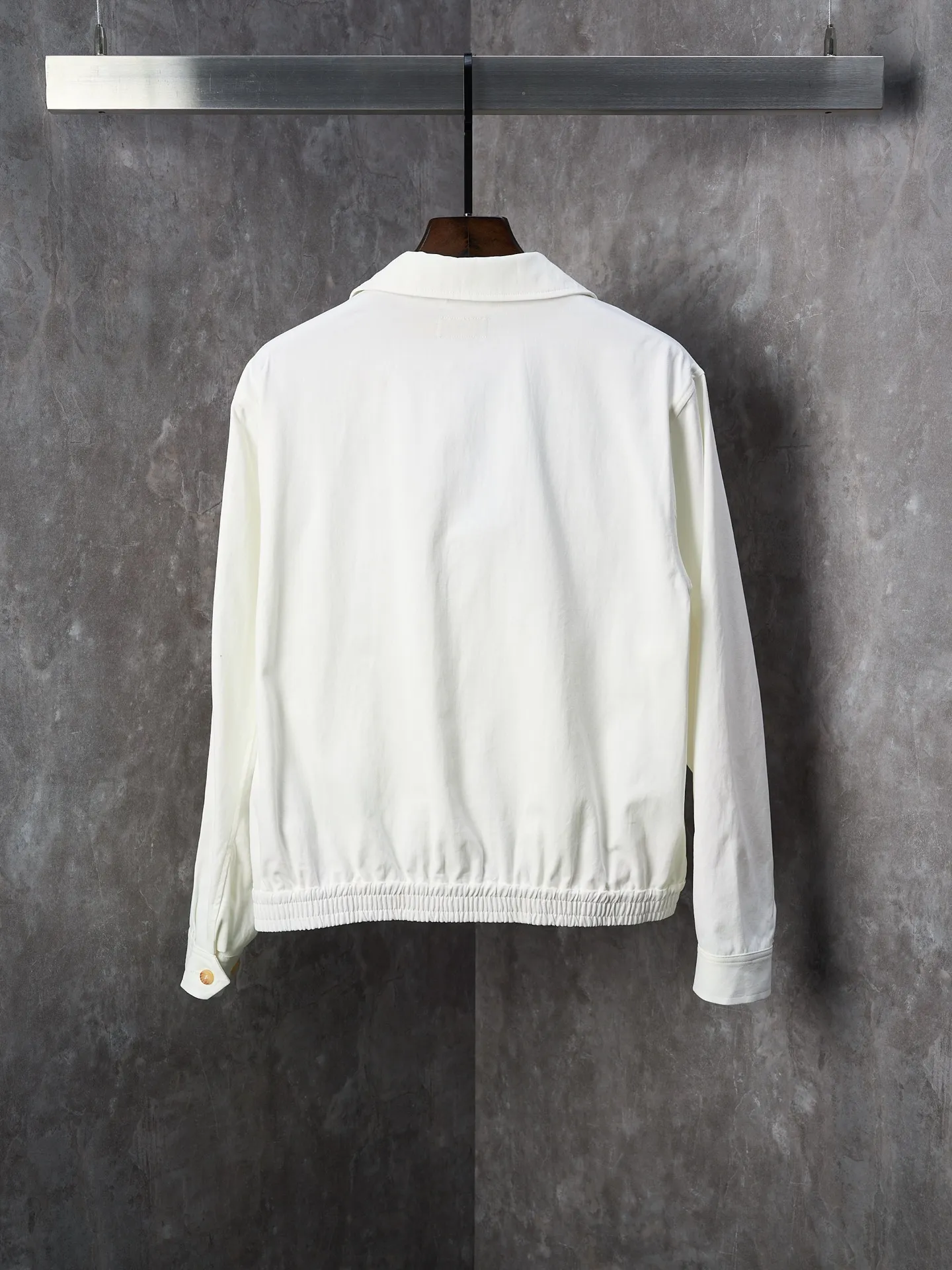 P460 Actual auction] Ralph Lauren/Ralph Lauren blue pony logo embroidered zipper jacket [Ready stock] S M L XL custom cloud velvet white twill cotton, soft and silky, comfortable and skin-friendly. Dressed in pure white, it exudes an innate elegance. The exquisite indigo pony logo is embellished. Fully recognizable. With an atmosphere of freedom and vitality, a symphony of pure and smart colors, and a neat version to reconstruct the classics. Use versatile genes to define modern relaxation. Use imported machine embroidery technology. Use advanced computer control systems and precision mechanical components to achieve iconic pony embroidery operations. High precision. Smooth and delicate lines. Template machine bag opening. Preset templates guide the position, shape and size of the bag opening. Accuracy ensures the quality of the bag opening effect. The hem is made in one go using a three-needle waist stretching machine. The special needle position and feeding mechanism of the machine are used to sew the elastic band and the fabric together in the same process. The three-needle design is more solid. Able to evenly distribute pressure to ensure tight fit between the elastic band and the fabric. Process 4: The fabrics are washed carefully and have a better hand feel. Not easy to deform, not easy to shrink, not easy to fade, and maintain long-term beauty and fit.